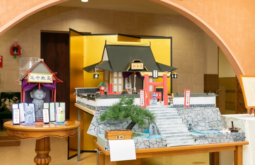 スタッフ手作りの紙製寺院